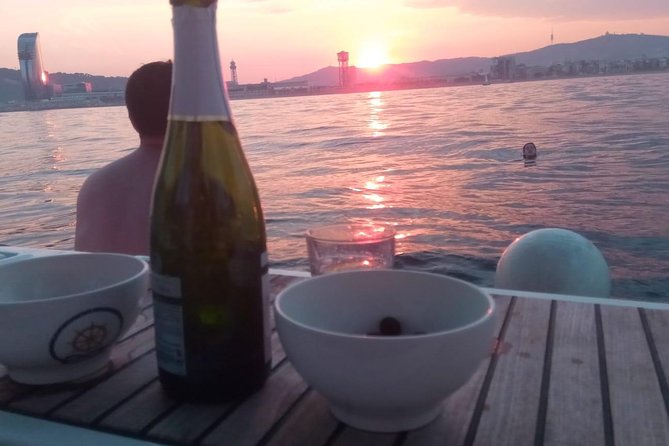 1h Refreshing Sailing Tour in Barcelona with Open Bar & Snacks - Sunset, afternoon, or a break from the beach