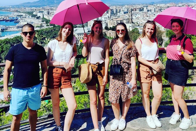 2-Hour Guided Walking Tour in Barcelona - Guides, group size, and the quality of the explanation