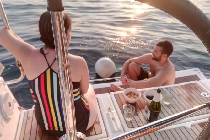 2-Hour Sailing Tour in Barcelona with Open Bar & Snacks - Practical details that affect your decision