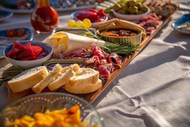 A 2 hours Local Tapas and sailing adventure in Barcelona - What you eat on the water