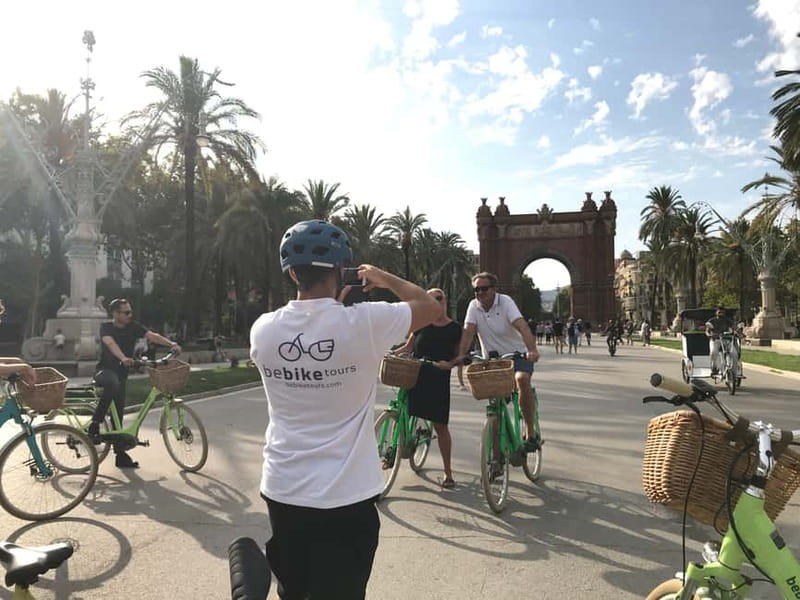 Barcelona: 1.5-Hour Sightseeing Tour by Bike/Electric Bike - El Born and the Church of Santa María del Mar