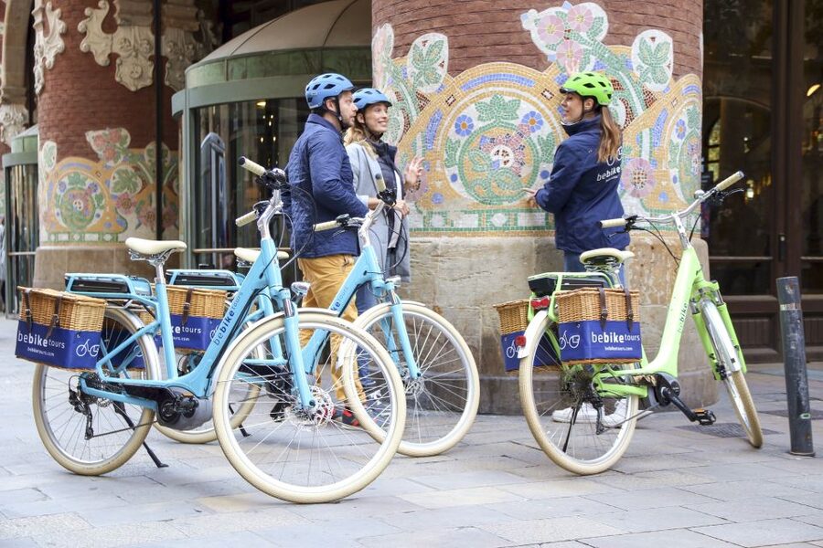 Barcelona: 2.5-Hour Bike or E-Bike Historical Tour - Casa Calvet and the move toward Gràcia