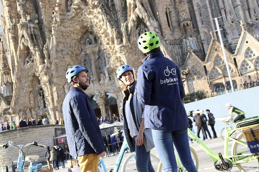 Barcelona: 2.5-Hour Bike or E-Bike Historical Tour - Passeig de Sant Joan and Sagrada Família