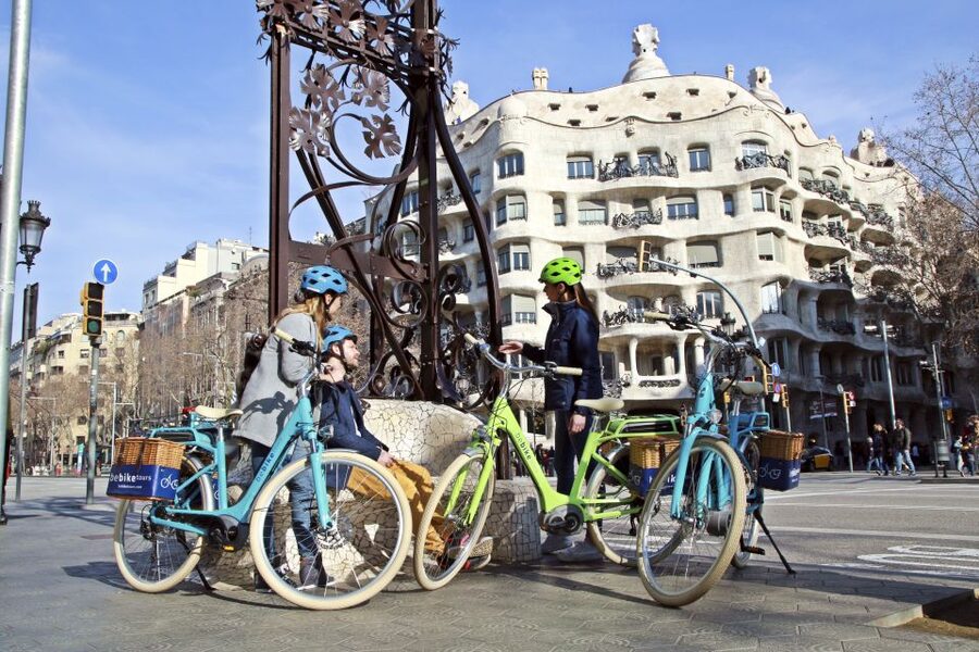 Barcelona: 2.5-Hour Bike or E-Bike Historical Tour - How the bikes and guides affect the experience