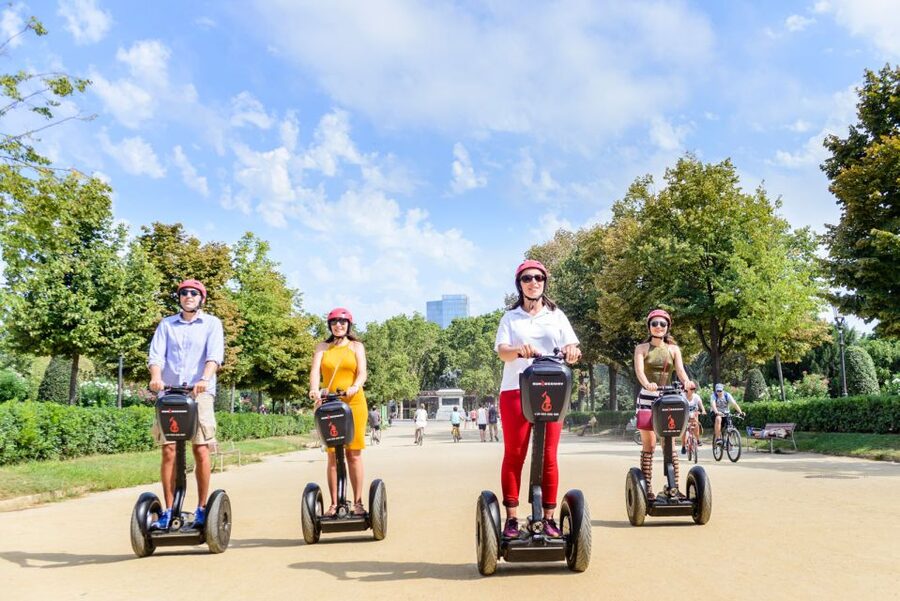 Barcelona: 2,5h Gaudí Segway Tour - From the port to the old city