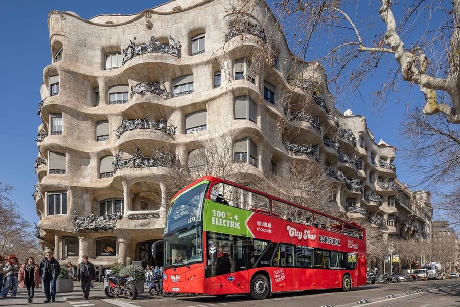 Barcelona: 24 or 48-Hour Hop-On Hop-Off Bus Tour - What the audio guide adds to the ride