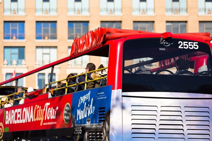 Barcelona: 24 or 48-Hour Hop-On Hop-Off Bus Tour - Crowds, weather, and finding the right stop