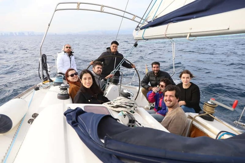 Barcelona 2h private sailing tour with local Skipper - Thirty minutes around Maremagnum and the old port