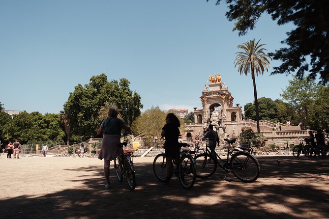 Barcelona 3-hour Bike or E-Bike Tour: Highlights and Hidden Gems - Arc de Triomf and a pause at Parc de la Ciutadella