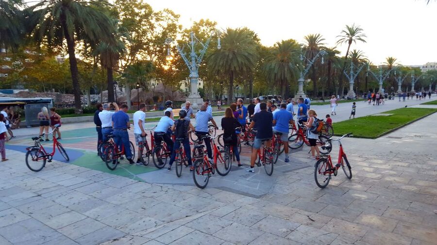 Barcelona: 3-Hour Bike Tour with Spanish Tapas - Barcelona by bike, from Gothic lanes to the sea