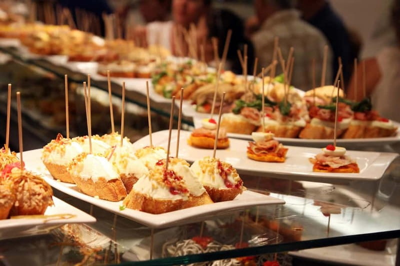 Barcelona: 3-Hour Sips, Sites & Bites Food & History Tour - The Gothic Quarter: old streets and a final tasting