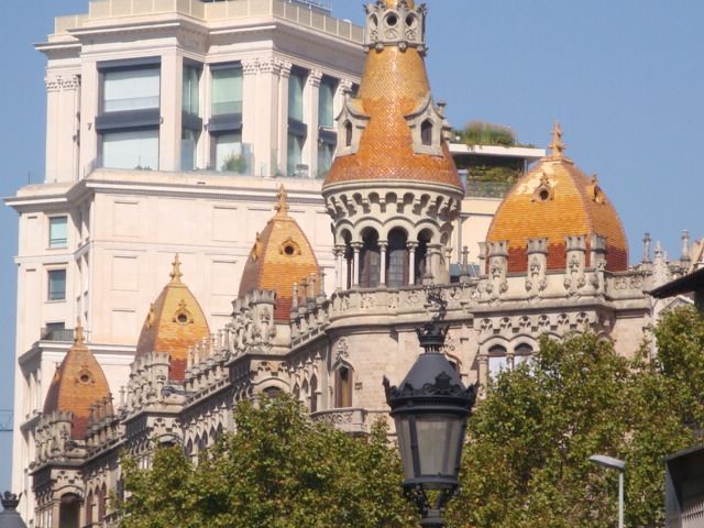 Barcelona: Art Nouveau & Gaudí Tour - The route, timing, and walking effort