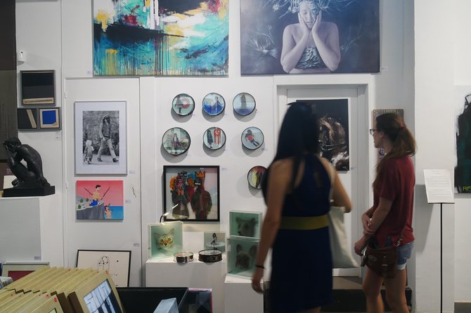 Barcelona Art & Wine: Galleries, Studios & Street Art - Price, group size, and what you receive