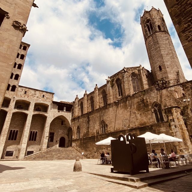 Barcelona: Barri Gotic Small Group Walking Tour - Starting in Plaça de Catalunya