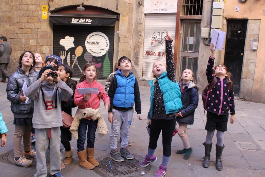 Barcelona: Barrio Gótico Dragon Tour for Families - Following clues into the Barrio Gótico