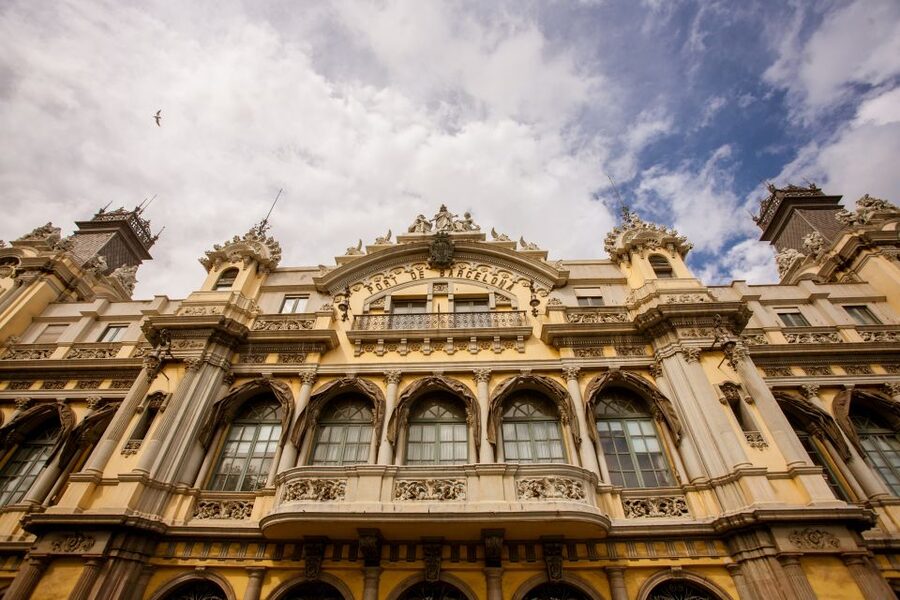 Barcelona Beach 3-Hour Bike Tour - Guides, languages, and the pace