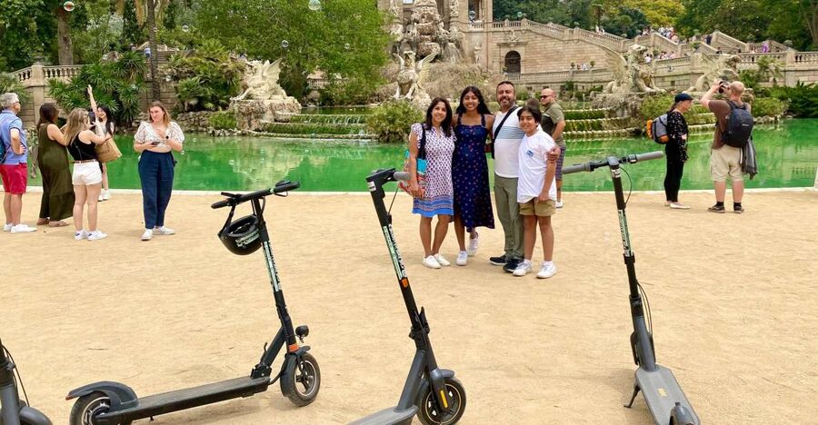 Barcelona: beach E-bike or E-Scooter Tour - From Gothic lanes to the open sea