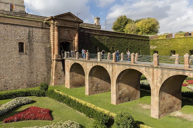 Barcelona Best Views: Old Town and Montjuic Castle Private Tour - What the private format is worth at $122.15