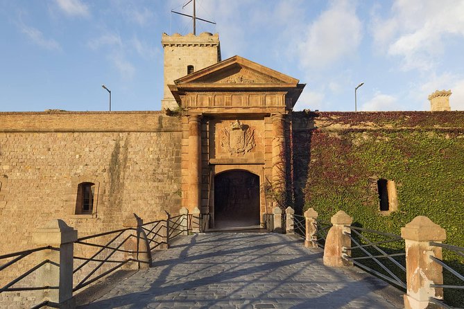Barcelona Best Views: Old Town, Cable Car and Montjuic Castle - Tapas, local drinks, and a welcome rest