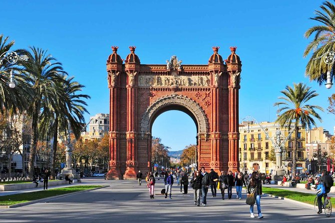 Barcelona Bike Highlights & Sagrada Familia Small Group Tour - A short look at the Gothic Quarter