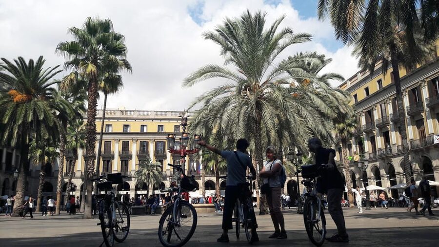 Barcelona: Bike Rental with Delivery and Pickup - Riding the Gothic Quarter and central streets