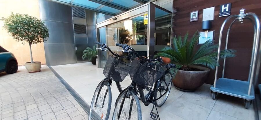 Barcelona: Bike Rental with Delivery and Pickup - Barceloneta, Olympic Port, and the seafront