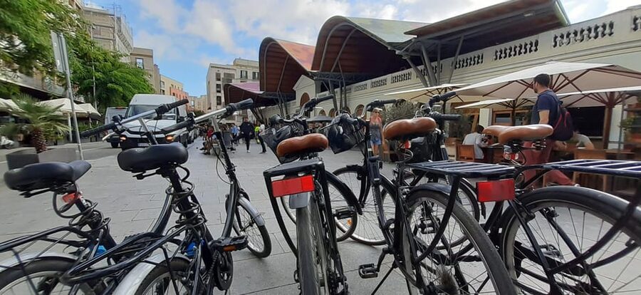 Barcelona: Bike Rental with Delivery and Pickup - Picking between a classic bike and an e-bike