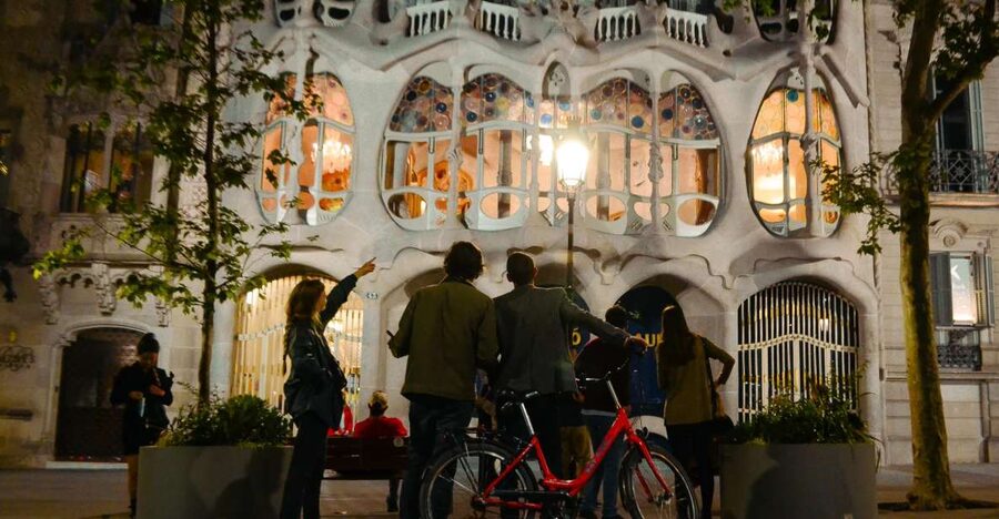 Barcelona Bike Tour by Night with Cava - Why this Barcelona bike ride works best at dusk