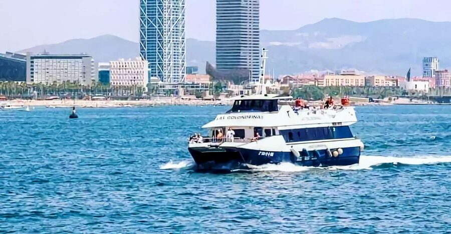 Barcelona: Boat Tour in Las Golondrinas - Along the beaches and Barcelona skyline