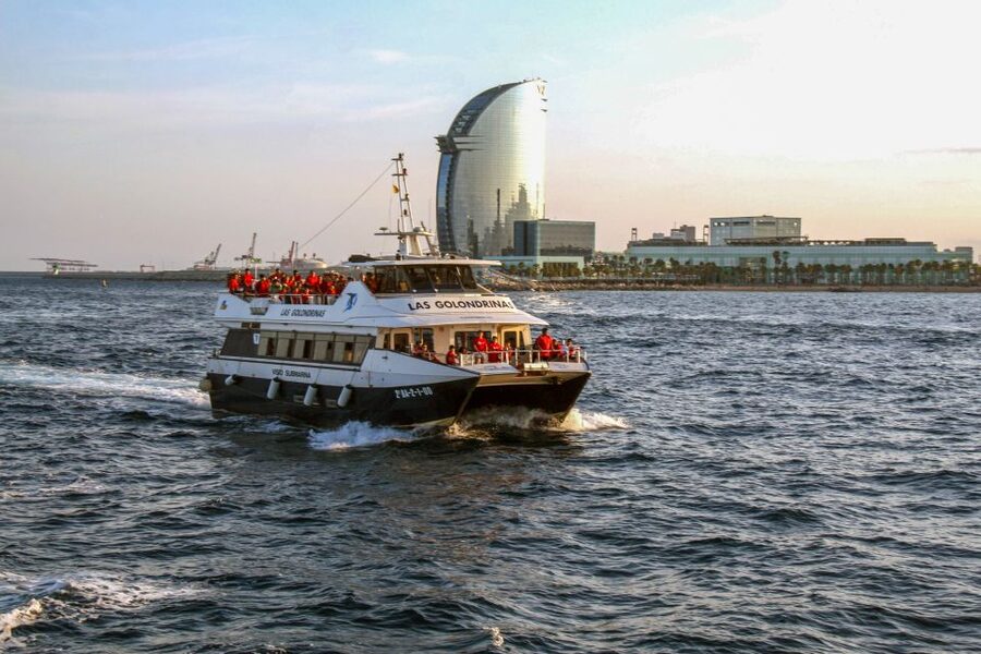 Barcelona: Boat Tour in Las Golondrinas - Choosing your seat and handling the weather