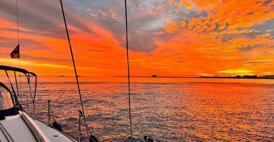 Barcelona: Boat trip with cava in amazing sailboat - The northeast route, from Barceloneta to Badalona
