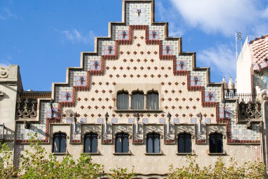Barcelona: Casa Amatller Guided Visit with Chocolate Gift - Access, footwear, and planning your hour