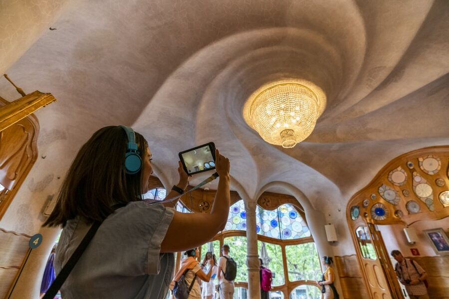 Barcelona: Casa Batlló Be The First Entry Ticket - Kengo Kuma’s staircase and the modern additions