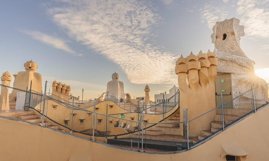 Barcelona: Casa Batlló, Casa Milà & Casa Vicens Guided Tour - Guides, languages, and group experience
