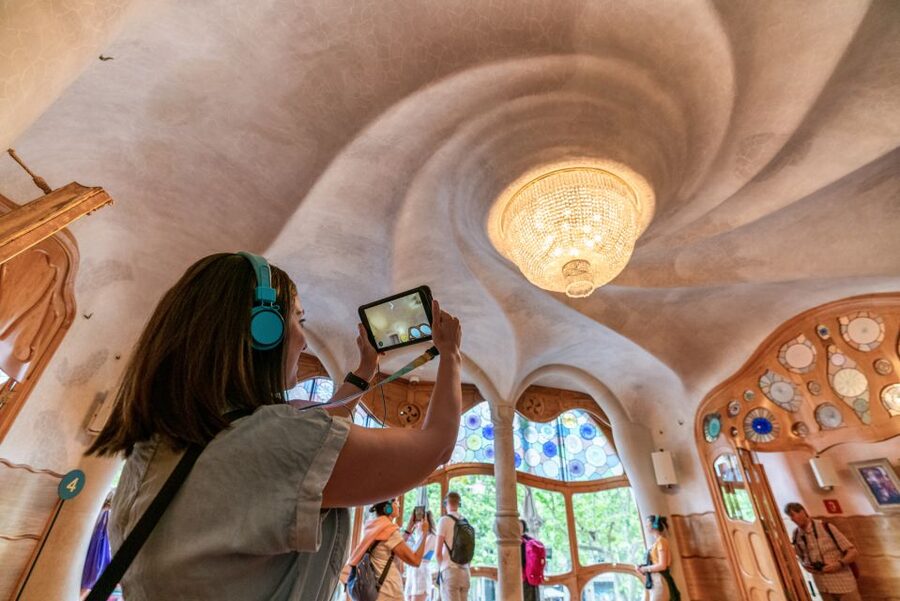 Barcelona: Casa Batlló Entry with Self-Audioguide Tour - The main rooms: light, curves, and practical design