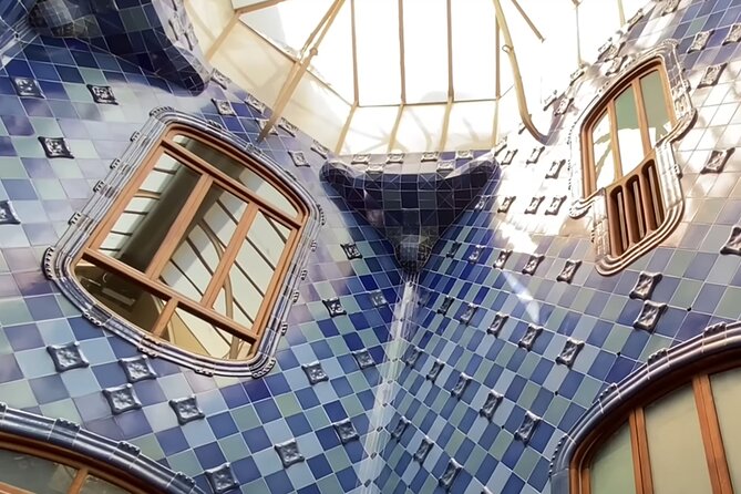 Barcelona Casa Batlló GOLD Full Experience Ticket - Reading the facade before going inside