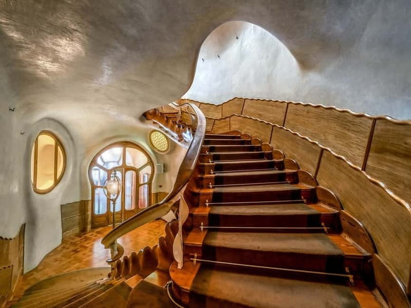 Barcelona: Casa Batlló Tour and Optional White Rabbit Museum - The blue courtyard and the climb to the roof
