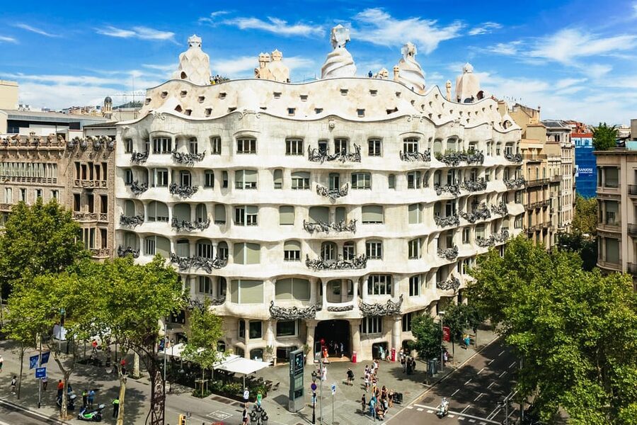 Barcelona: Casa Milà Early-Morning Access Guided Tour - Why Casa Milà is best before the crowds