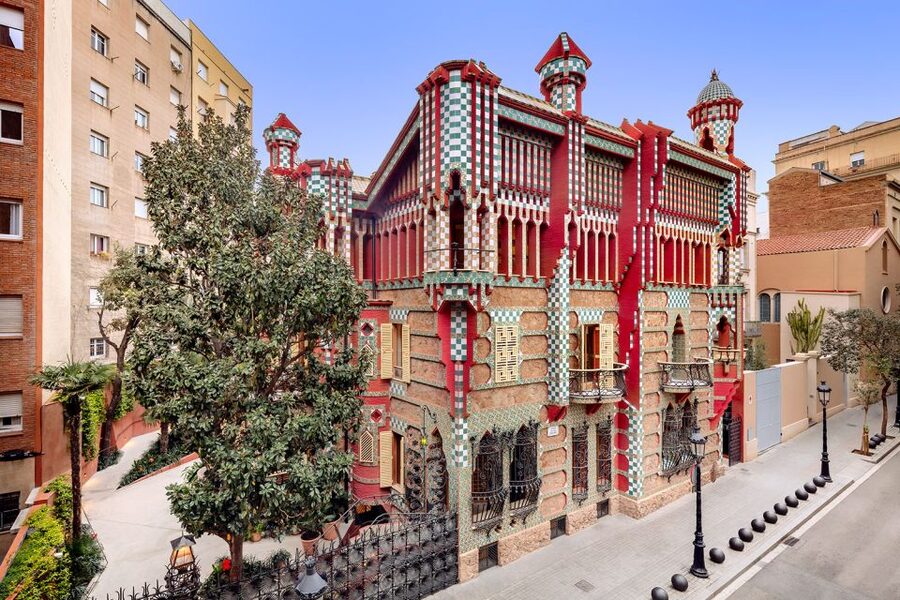 Barcelona: Casa Vicens, Pedrera, and Casa Batlló Guided Tour - Passeig de Gràcia and the city between the houses
