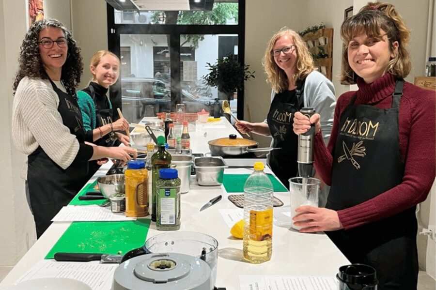 Barcelona: Catalan Cuisine cooking course 100% vegan - The first 20 to 30 minutes, setting the table