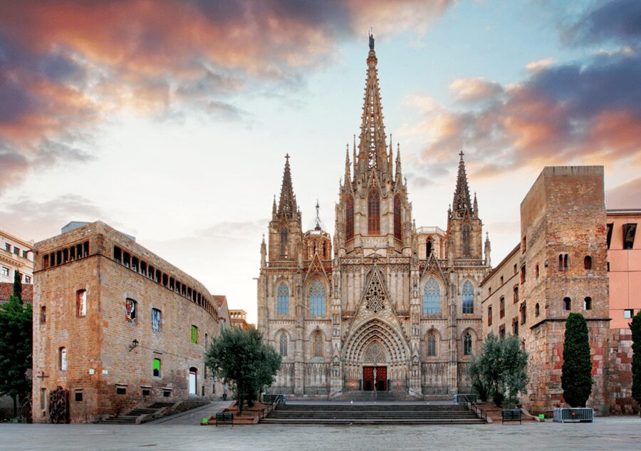 Barcelona Cathedral: Ticket, Guided Tour and VR Experience - Inside the 14th-century Gothic cathedral