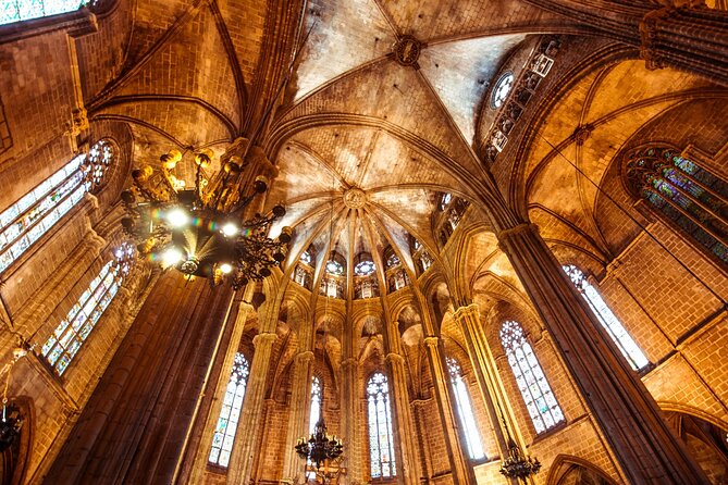 Barcelona Cathedral: Ticket, Guided Tour, Terrace + VR Experience - Timing, comfort, and what to wear