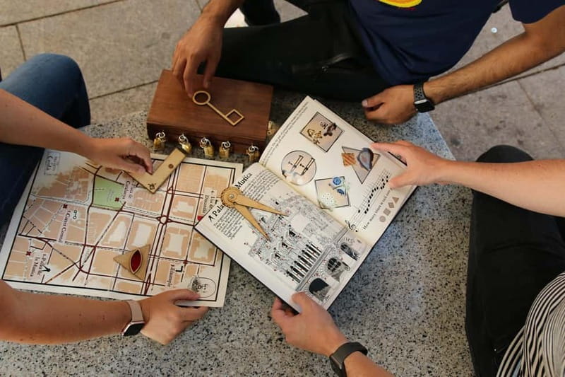 Barcelona: City Exploration Treasure Hunt - One hour through the Gothic Quarter