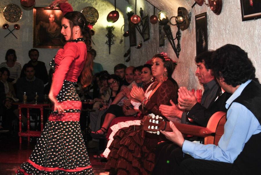 Barcelona: City Tour & Flamenco Show with Wine & Tapas - Tapas and drinks at Taller de Tapes