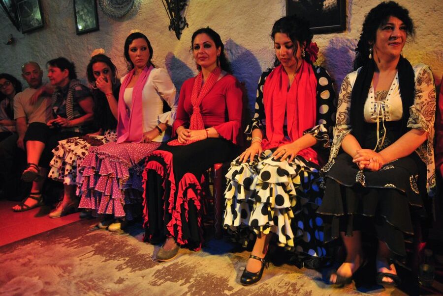 Barcelona: City Tour & Flamenco Show with Wine & Tapas - Plaça Reial and the Gothic Quarter