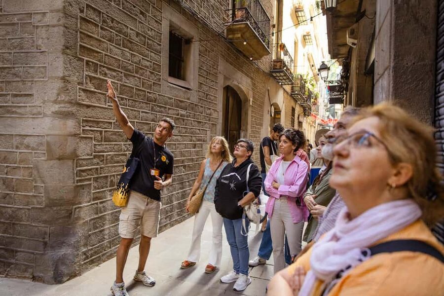Barcelona: City Walking Tour with Local Guide - Barcelona Cathedral and La Casa de l’Ardiaca