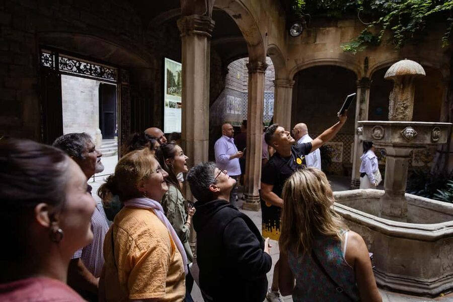 Barcelona: City Walking Tour with Local Guide - Plaça de Sant Jaume and Plaça del Rei