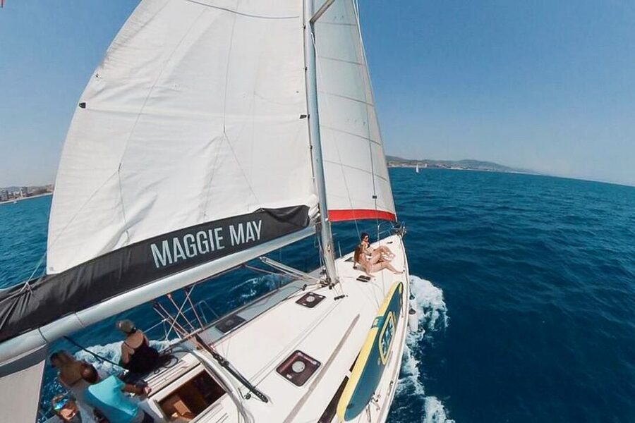 Barcelona: Coastline Boat Trip with Snacks and Cava - Private groups and who gets the most from this trip