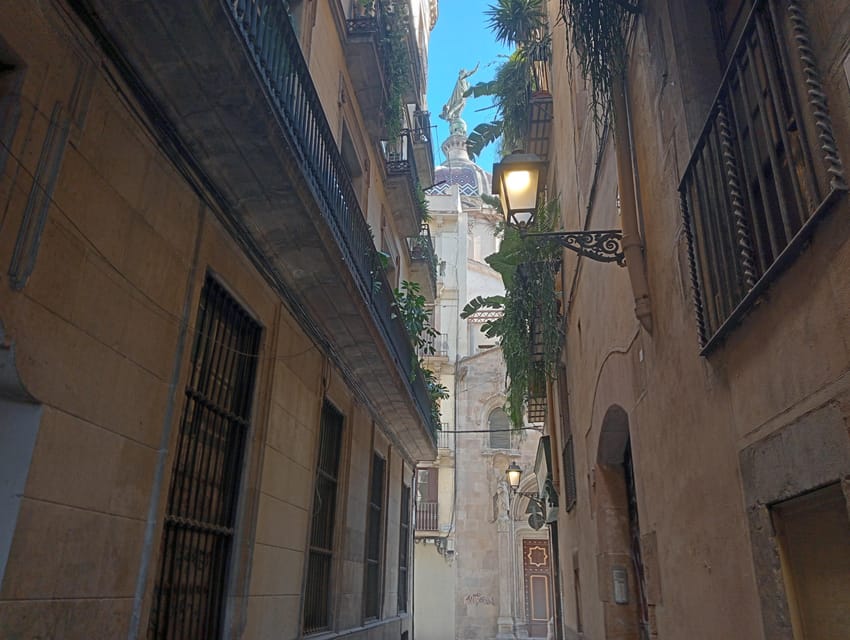 Barcelona: Curious Legends and Traditions of Old Town Tour - Barcelona Cathedral and the Gothic Quarter