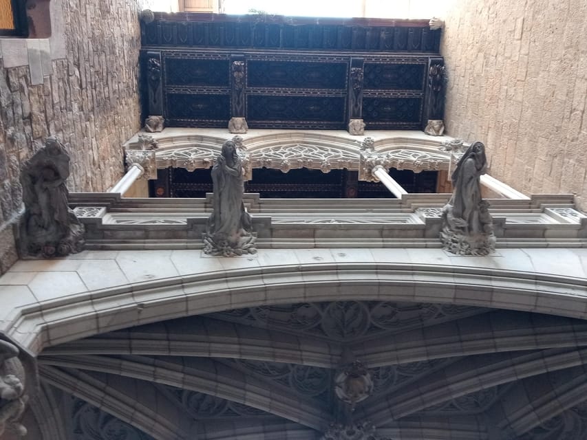 Barcelona: Curious Legends and Traditions of Old Town Tour - Twenty stories, from plague to lucky charms